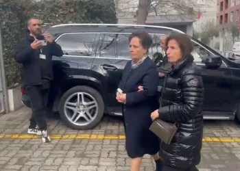 Nëna e Monika Kryemadhit paraqitet në SPAK, shpërthen para gazetarëve: Merren me një plakë!