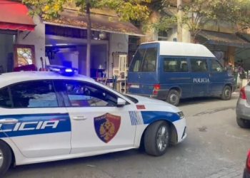 Plagosja me thikë në Yzberisht, Policia identifikon dhe shpall në kërkim 24-vjeçarin: Konflikti për motive të dobëta