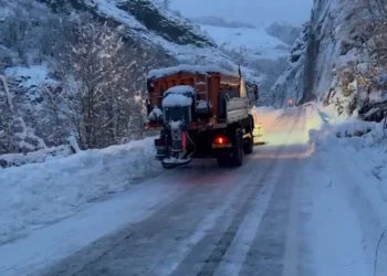 Reshje të dendura të dëborës në Lezhë, Policia Rrugore apel drejtuesve të mjeteve: Mos kaloni nga këto akse rrugore