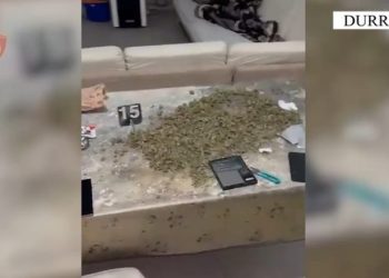 Shisnin drogë në lokale, arrestohet 20-vjeçari në Shijak, shpallet në kërkim i riu