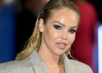 16 vite pas sulmit me acid, Katie Piper bën ndryshimin në pamjen e saj