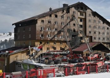 Tragjedia me 78 të viktima në Turqi, arrestohen 14 persona si të dyshuar për zjarrin 