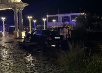 Aksident i rëndë në Vaun e Dejës, makina del nga rruga dhe përplas për vdekje dy kalimtarët, xhaxha dhe nip