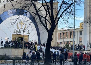 Mbërrin në Tiranë trupi i pajetë i Kryepeshkopit Anastas, pritet nga qindra besimtarë