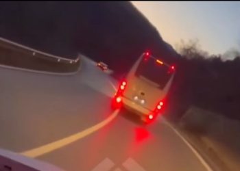 VIDEO/ Bëri parakalim të gabuar, 10 mijë lekë gjobë drejtuesit të autobusit në Elbasan