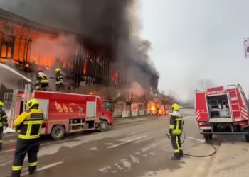 VIDEO / Zjarr masiv në Kosovë, flakët shkrumbojnë qendrën tregtare