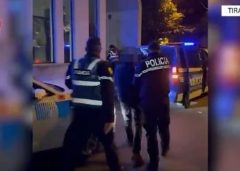 VIDEO / Armë, drogë dhe municion luftarak! Prangosen babë e bir në Tiranë