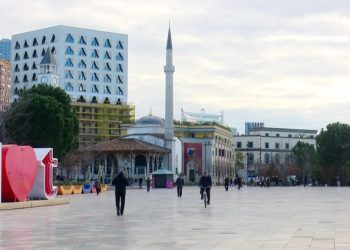 Nga emigrimi, te fuqia punëtore: 5 rreziqet për Shqipërinë në 2025-ën