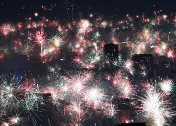 Pamjet e Tiranës gjatë ndërrimit të viteve bëhen virale në mediat ndërkombëtare