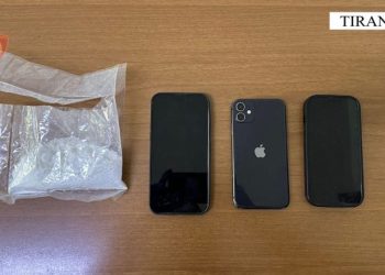 FOTO / U kapën në flagrancë duke shitur kokainë, arrestohen 3 të rinjtë në Tiranë