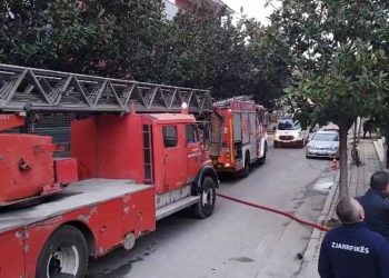 VIDEO/ Zjarr në një pallat te Çezma e Ferrës në Durrës, gjashtë persona dërgohen në spital