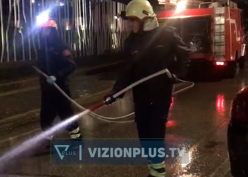 Shëtitorja e Gjirokastrës ndotet nga gazi i lëngshëm, zjarrfikësit e pastrojnë me autobot