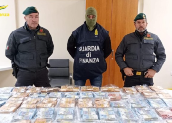 Iu gjetën 800 mijë euro cash të fshehura në dollap, arrestohet 46-vjeçari shqiptar në Itali