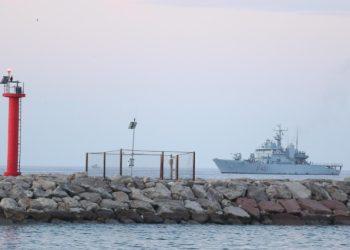 Anija italiane “Cassiopea” me 49 emigrantë në bord mbërrin në Shëngjin