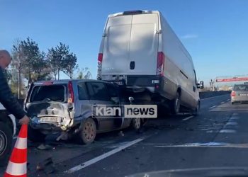 Dy aksidente njëri pas tjetrit në autostradën Durrës-Tiranë, shoferët në spital