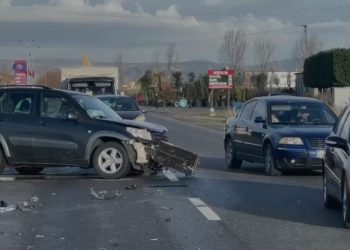 Aksident i trefishtë në aksin Lezhë-Milot, mes tyre edhe autobusi i nxënësve