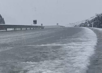 Makina përfundon në kanal në Korçë, shkak dyshohet akulli në rrugë