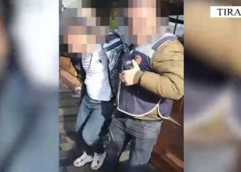 Njëri ruante rrugën, tjetri transportonte drogën! Sekuestrohen 6 thasë me kanabis, dy në pranga