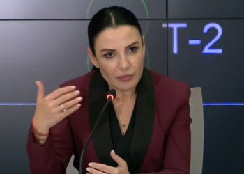 Irani liron nga burgu gazetaren italiane, niset me aeroplan për në shtëpi. Babai: Krenar për të!