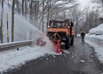 Reshjet e dëborës mbajnë bllokuar Rrugën e Arbrit dhe disa fshatra në veri