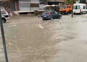 Përmbyten disa rrugë kryesore në Durrës, pezullohet lundrimi për peshkim