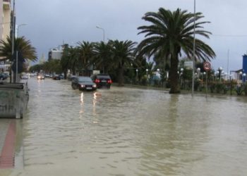 Durrësi nën pushtetin e reshjeve, Ministria e Mbrojtjes: Probleme me qarkullimin e mjeteve dhe këmbësorëve, uji ka depërtuar në oborret e disa banesave