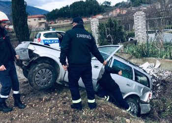 Aksident në Këlcyrë, automjeti del nga rruga dhe përfundon në kanal, plagoset shoferi