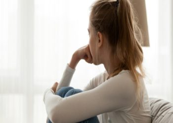 Shëndeti mendor tek të rinjtë, specialistët këshillojnë bashkëpunim familje-shkollë