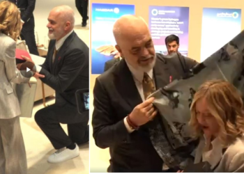 VIDEO / “Musk shkon e vjen, unë mbetem”, Rama i ulet në gjunjë Melonit, i jep dhuratën e veçantë