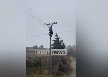 VIDEO/ Në krye të detyrës! Elektricisti në Lezhë “sfidon” dëborën dhe erën e fortë