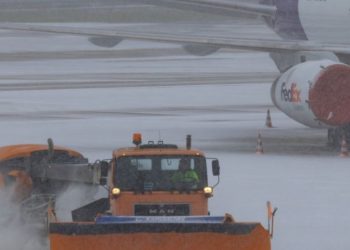 Stuhitë e borës pushtojnë Europën, anulohen fluturimet në disa aeroporte