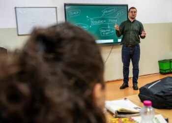 Më mirë vonë se kurrë! 50 vjeçe në klasë të parë, historia e veçantë e Dritës nga Kosova