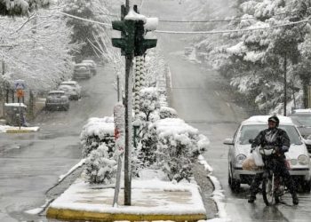 Moti i acartë “gjunjëzon” edhe Greqinë, ndalohet qarkullimi i mjeteve dhe mbyllen disa shkolla