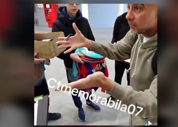 Guardiola i ashpër me të rinjtë, kritikon gjuetarët e autografeve: Ikni në shkollë