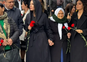 Familjarët e viktimave të 21 Janarit, homazhe në vendin ku u vranë 4 protestuesit! Shoqërohen nga Balluku e Spiropali