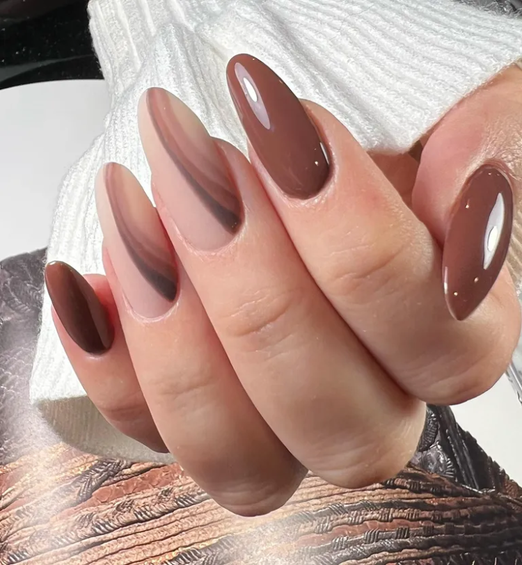 FOTO/ Si latte kremoze! Thonjtë në ngjyrë kafe janë trendi i këtij fillim viti