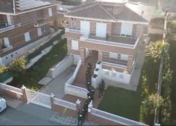 Zbulohet shtëpia e barit në Spanjë, në pranga 3 shqiptarë, momenti kur policia thyen derën (VIDEO)