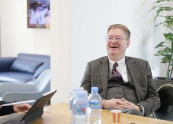 Ambasadori britanik Nicholas Abbott takim në KQZ, Celibashi: Diskutuam për votën e diasporës dhe parandalimin e shitblerjes!