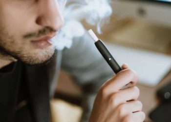 Adoleshentë me cigare elektronike, mjekët: Është shtuar konsumi, të rinjtë po dëmtojnë shëndetin