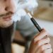 Adoleshentë me cigare elektronike, mjekët: Është shtuar konsumi, të rinjtë po dëmtojnë shëndetin
