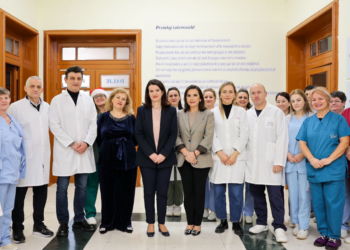 Ministrja Koçiu viziton fëmijët e parë të vitit 2025: Bonusi i bebes për 10 foshnje që erdhën në jetë në dy maternitete