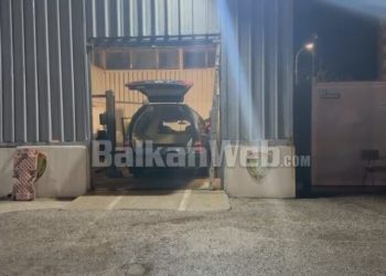 Ndodh edhe kjo! Kontrolleve në portin e Vlorës nuk i shpëton dhe makina e funeralit
