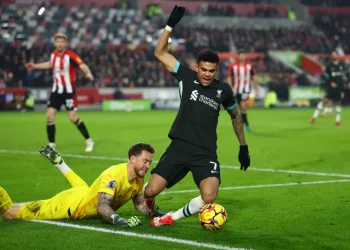 Liverpool vuan në fushën e Brentford, por siguron 3 pikët