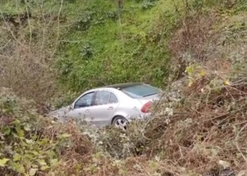 Makina përfundon në përrua në Lushnje, plagosen babë e bir