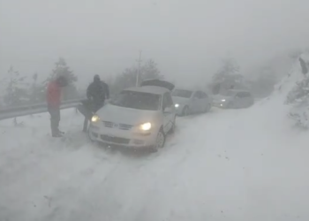 Dëbora bllokon besimtarët në kishën e Laçit