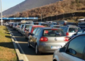 90 mijë shtetas në vetëm dy javë/ Fluks i lartë lëvizjesh në pikën kufitare të Morinës, autoritetet kanë shtuar sportelet