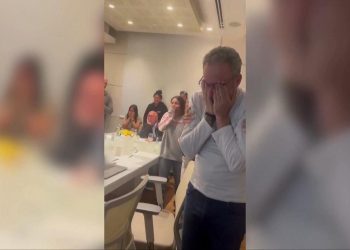 VIDEO/ E bija ishte një nga pengjet e liruara sot nga Hamasi, momenti kur babai i 24-vjeçares shpërthen në lot