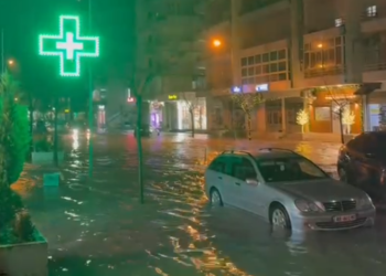 Moti i keq/ Përmbytje në Vlorë, uji arrin në 1 metër lartësi në lagjen “Pavarësia”