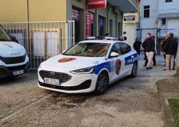 Fier, 37-vjeçari përndjek gruan, hidhet nga lartësia kur e vënë re
