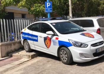 Kërcënoi disa qytetarë me armën e shërbimit, pezullohet nga puna efektivi i policisë në Vlorë